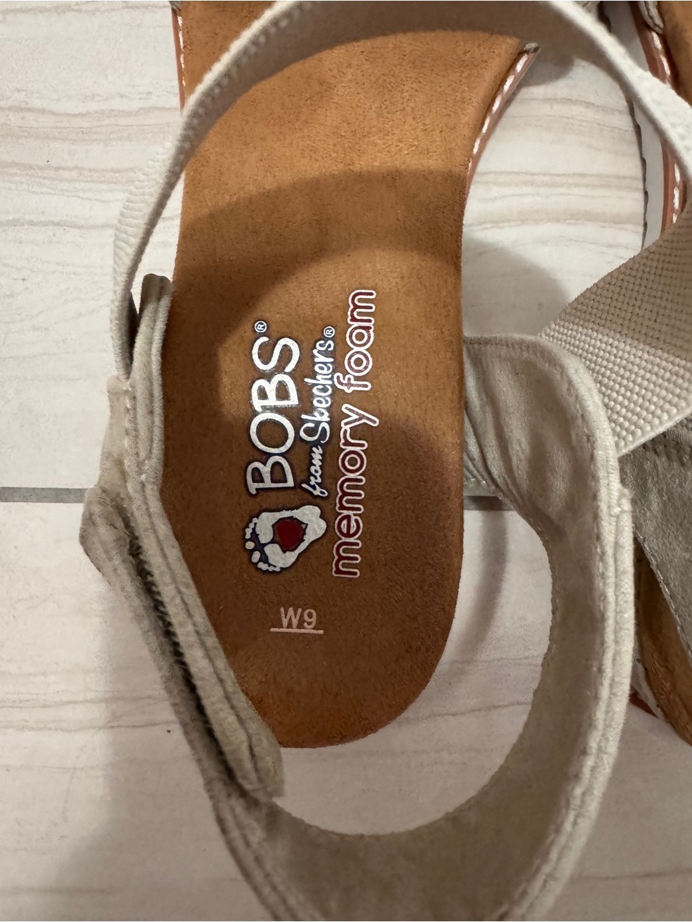 BOBS from Skechers Taupe/Grey Strap Sandals Wedge Heel Vegan Friendly Sz 9 W - Picture 7 of 10